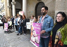 Miembros de la Corporación y de la Fundación Triángulo, en el acto.