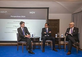 Roberto Hernanz, responsable de Mercados de Banca Privada de BBVA; Miguel Cardoso, economista jefe de BBVA Research y Luis Expósito, jefe de área de HOY.