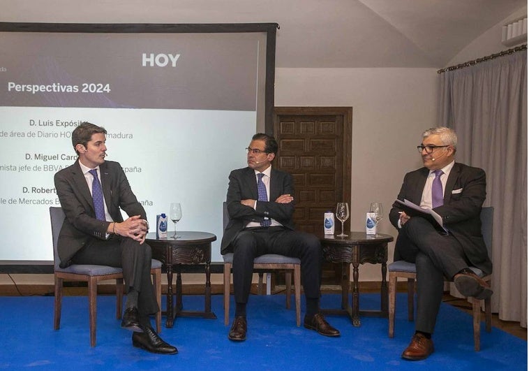 Roberto Hernanz, responsable de Mercados de Banca Privada de BBVA; Miguel Cardoso, economista jefe de BBVA Research y Luis Expósito, jefe de área de HOY.