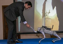 Juan Pedro Morenés saluda a Pluto, un robot que con inteligencia artificial.trabaja