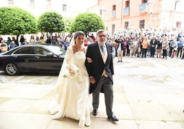 La novia, Isabel García-Morales Merino, con su padre antes de entrar en la Catedral.