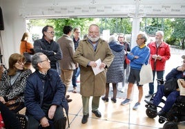 Savater, en el centro, a su llegada a la carpa donde ha tenido lugar la presentación de su libro, en Cáceres.