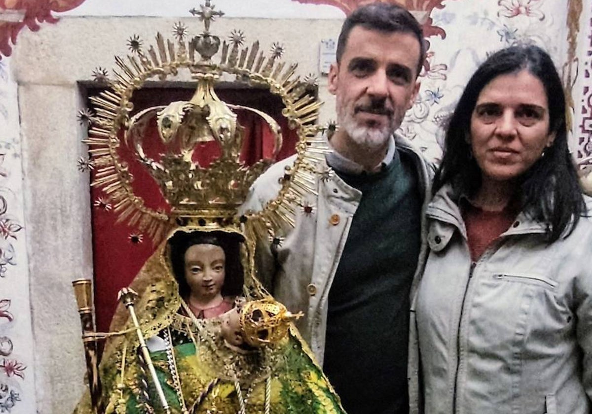 Los restauradores, junto a la Virgen de la Montaña antes de realizar su intervención.