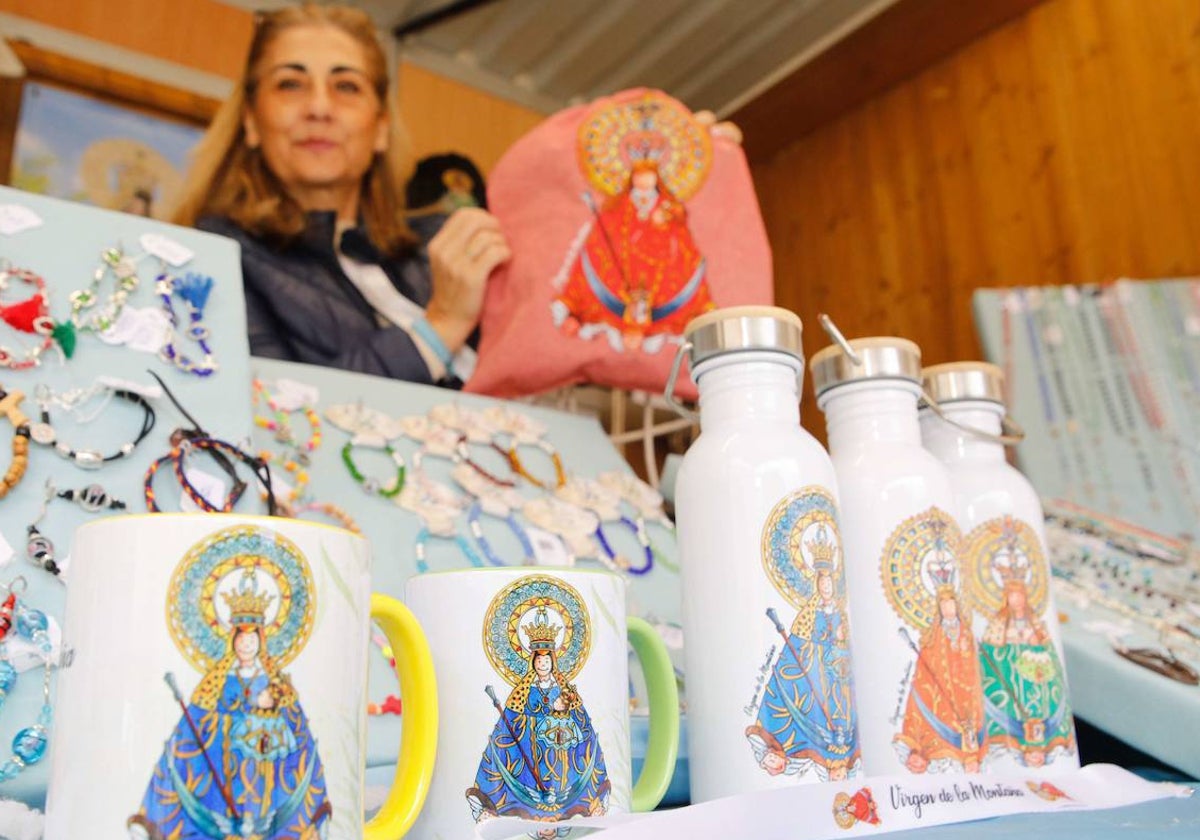 En primer plano, nuevos artículos puestos a la venta por la cofradía con el nuevo diseño de la Virgen, dirigido a un público más joven.