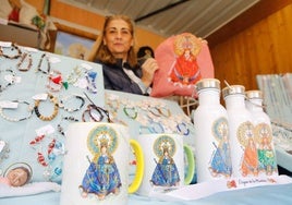 En primer plano, nuevos artículos puestos a la venta por la cofradía con el nuevo diseño de la Virgen, dirigido a un público más joven.