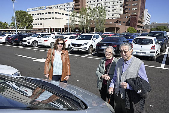 Choni Domomínguez junto a sus padres en el nuevo aparcamiento.