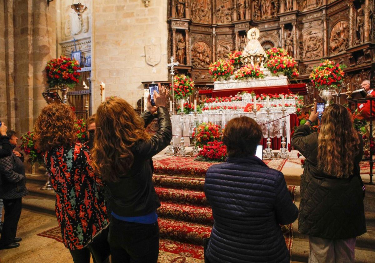 Visitantes haciendo fotos a la Virgen en la Concatedral ayer.