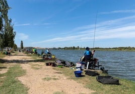 Pescadores en el tramo elegido en Mérida para el campeonato del mundo.