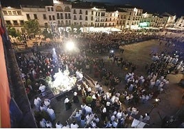 Momento en el que la asociación cacereña de folklore baila El Redoble el pasado ía 24, con la Virgen de la Montaña en la Plaza.