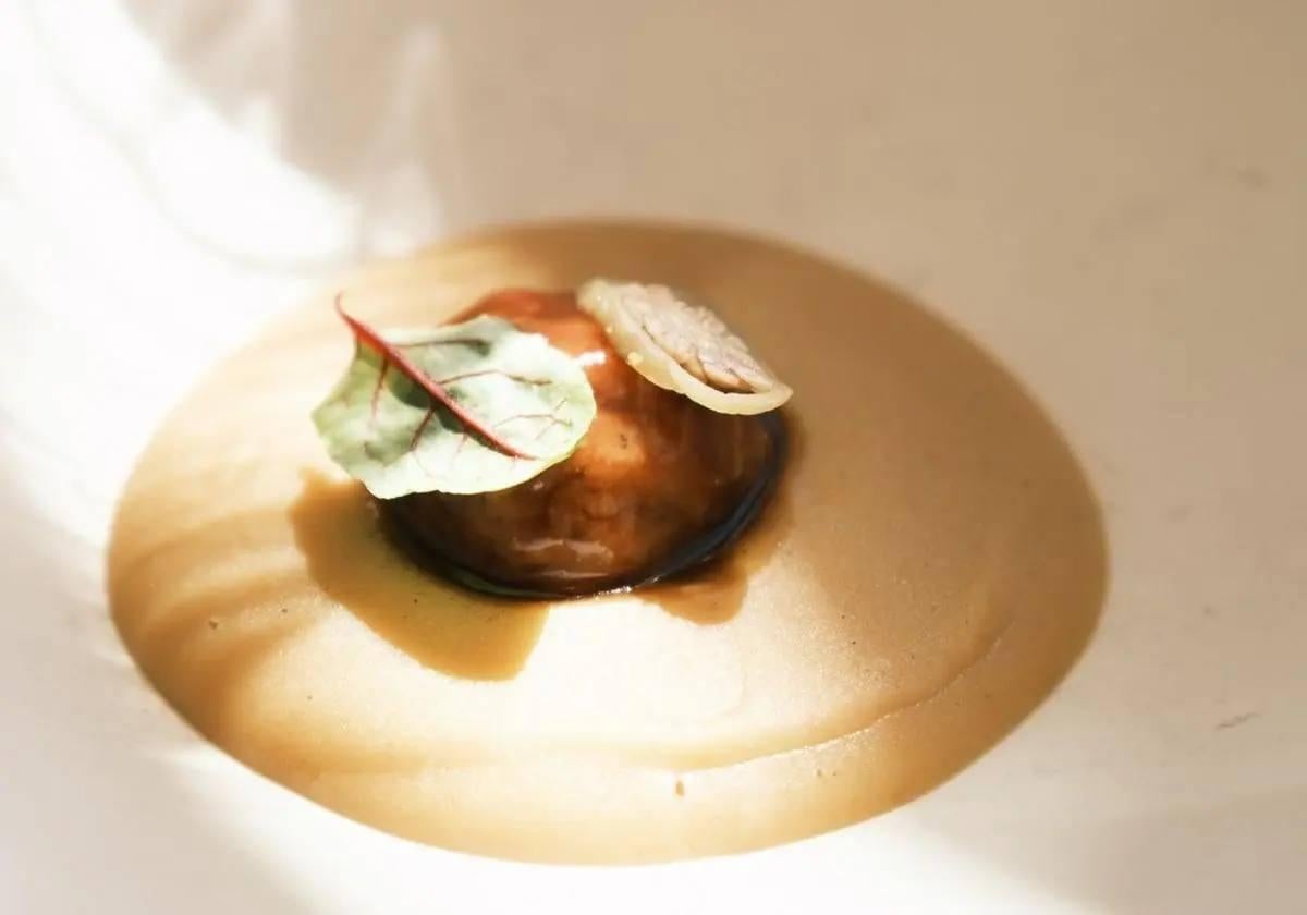 Escabeche de mandarina con velouté de cecina y níscalos encurtidos del restaurante Epílogo.