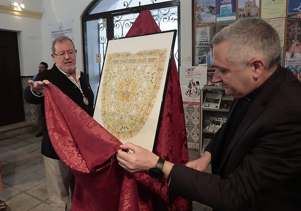 Momento en el que la cofradía da a conocer la imagen del nuevo manto de la Virgen de la Montaña, presentado este martes.