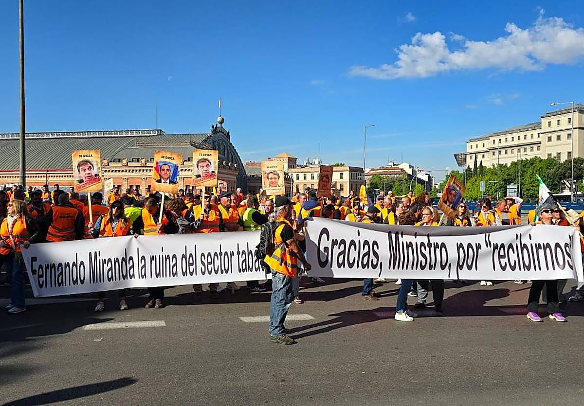 Productores de tabaco, durante su protesta este martes a las puertas del Ministerio de Agricultura.