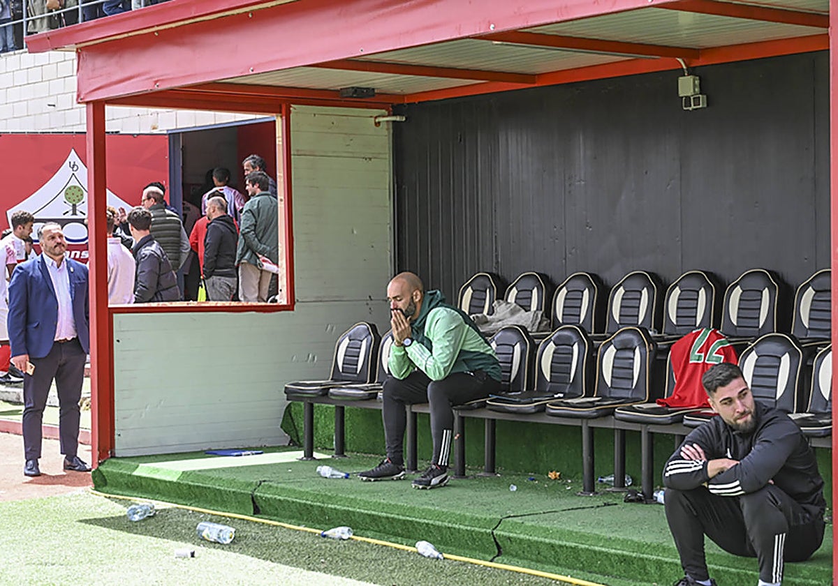 Javi Melchor abatido en el banquillo.