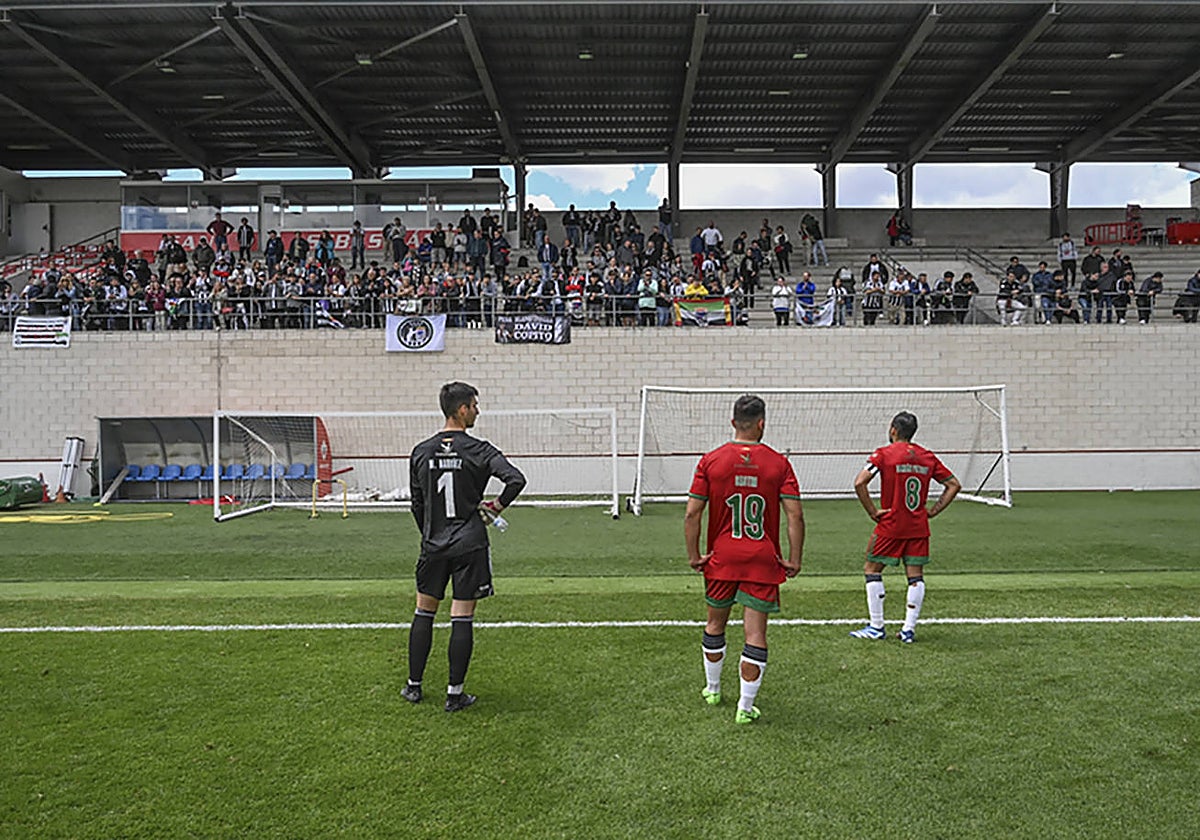 Miguel Narváez, Castri y Petcoff se dirigen abatidos y para disculparse a los aficionados en la grada de Matapiñonera.