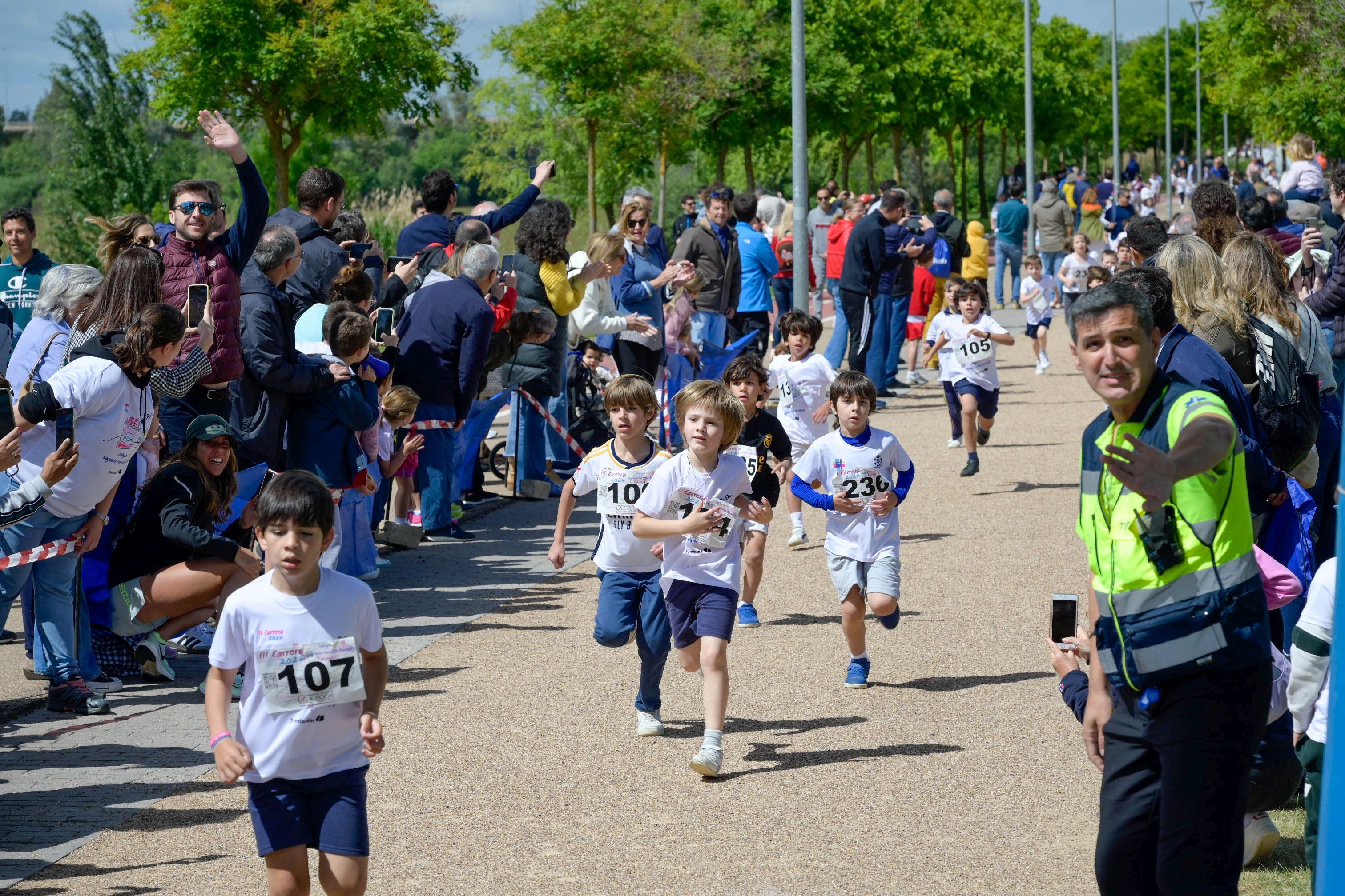 Fotos de los participantes en la carrera del colegio Sagrada Familia