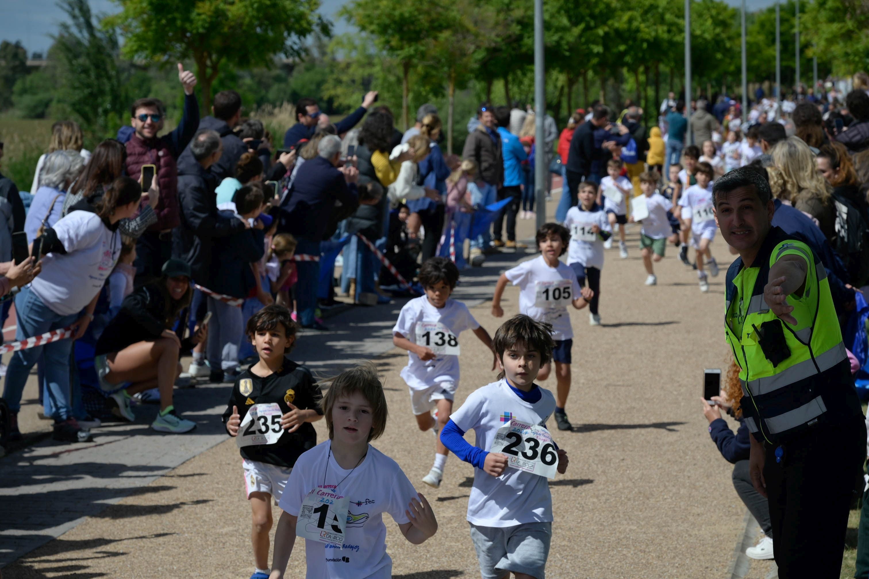 Fotos de los participantes en la carrera del colegio Sagrada Familia