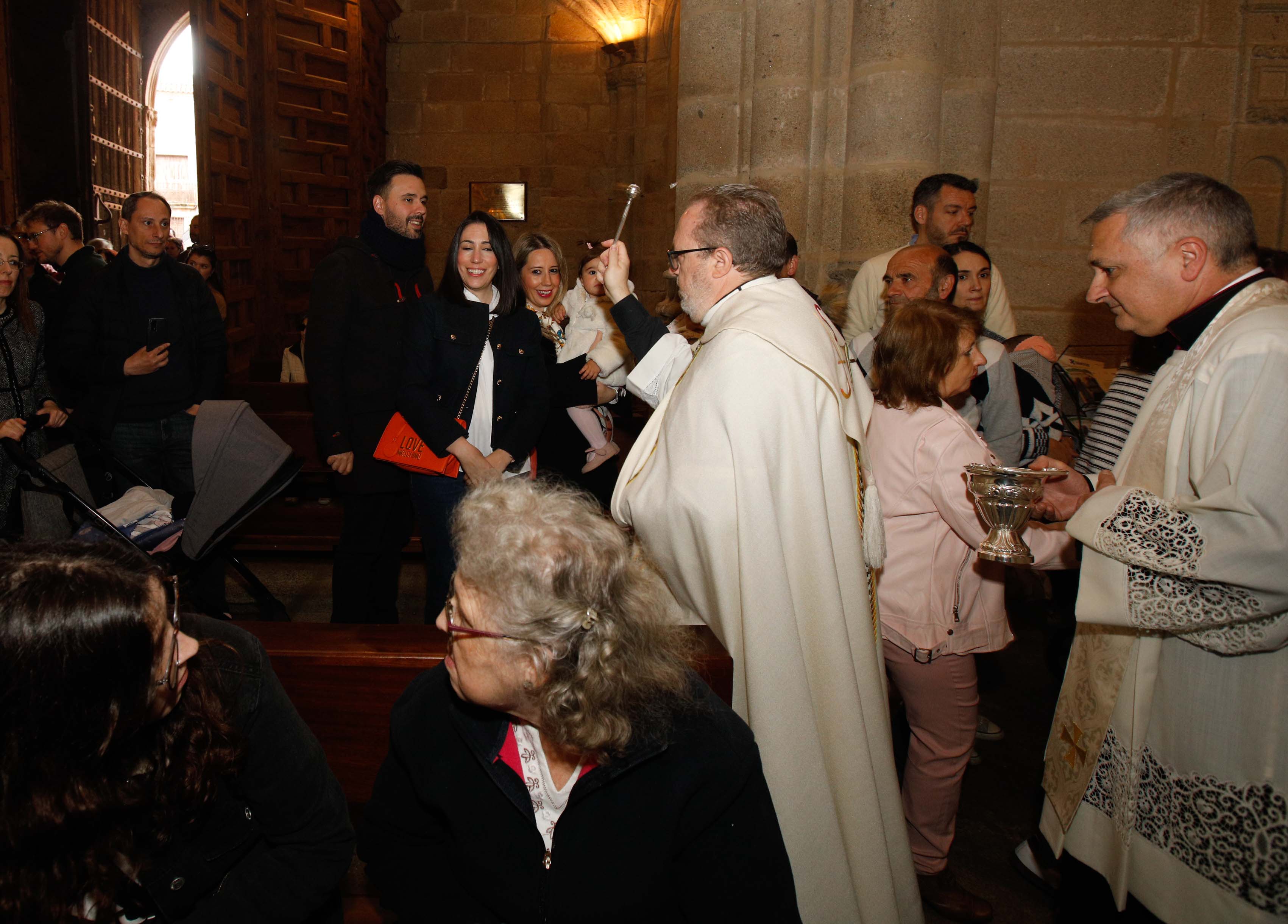 Búscate en la presentación de los bebés cacereños a la Virgen de la Montaña (II)