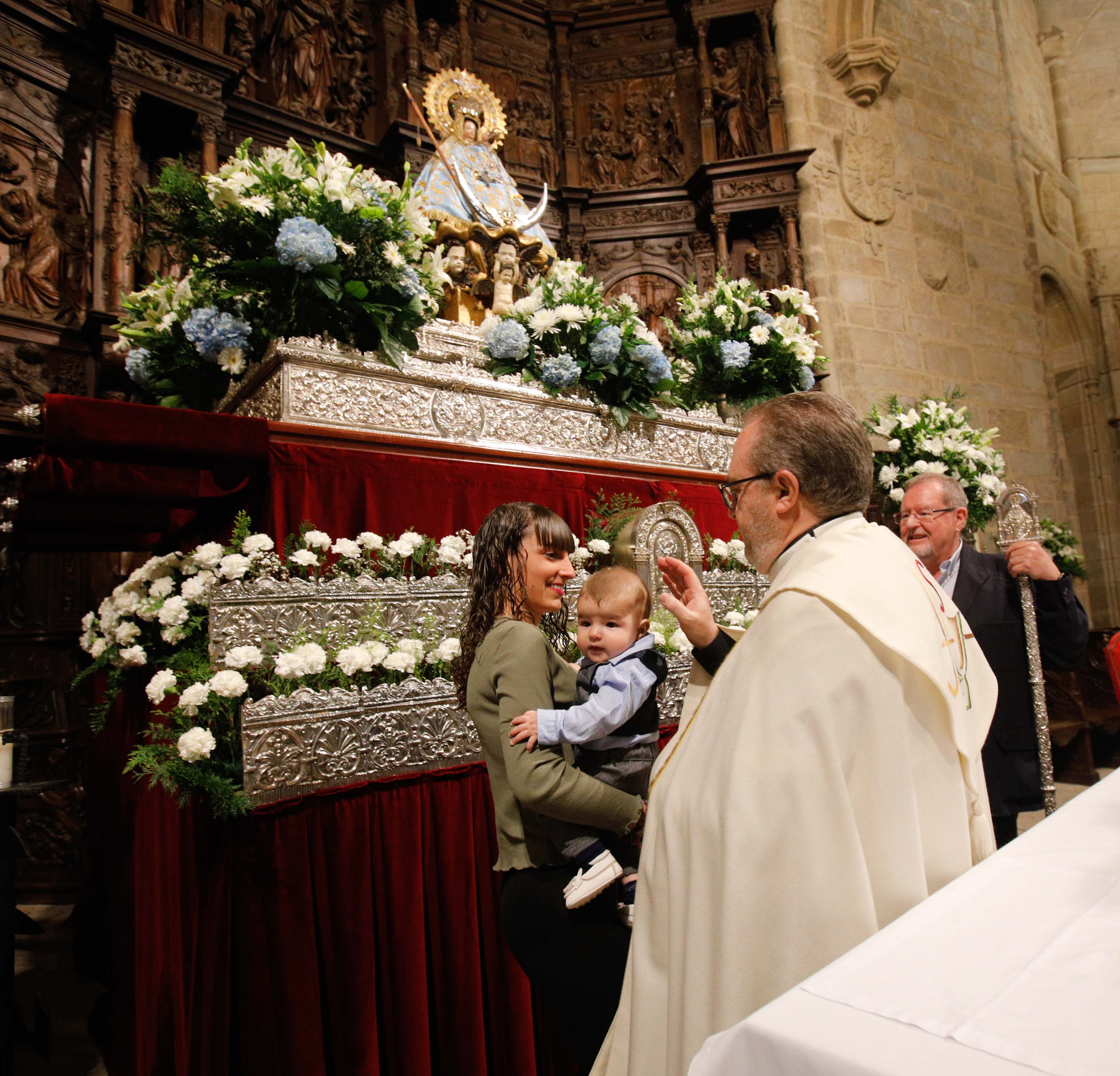 Búscate en la presentación de los bebés cacereños a la Virgen de la Montaña (II)