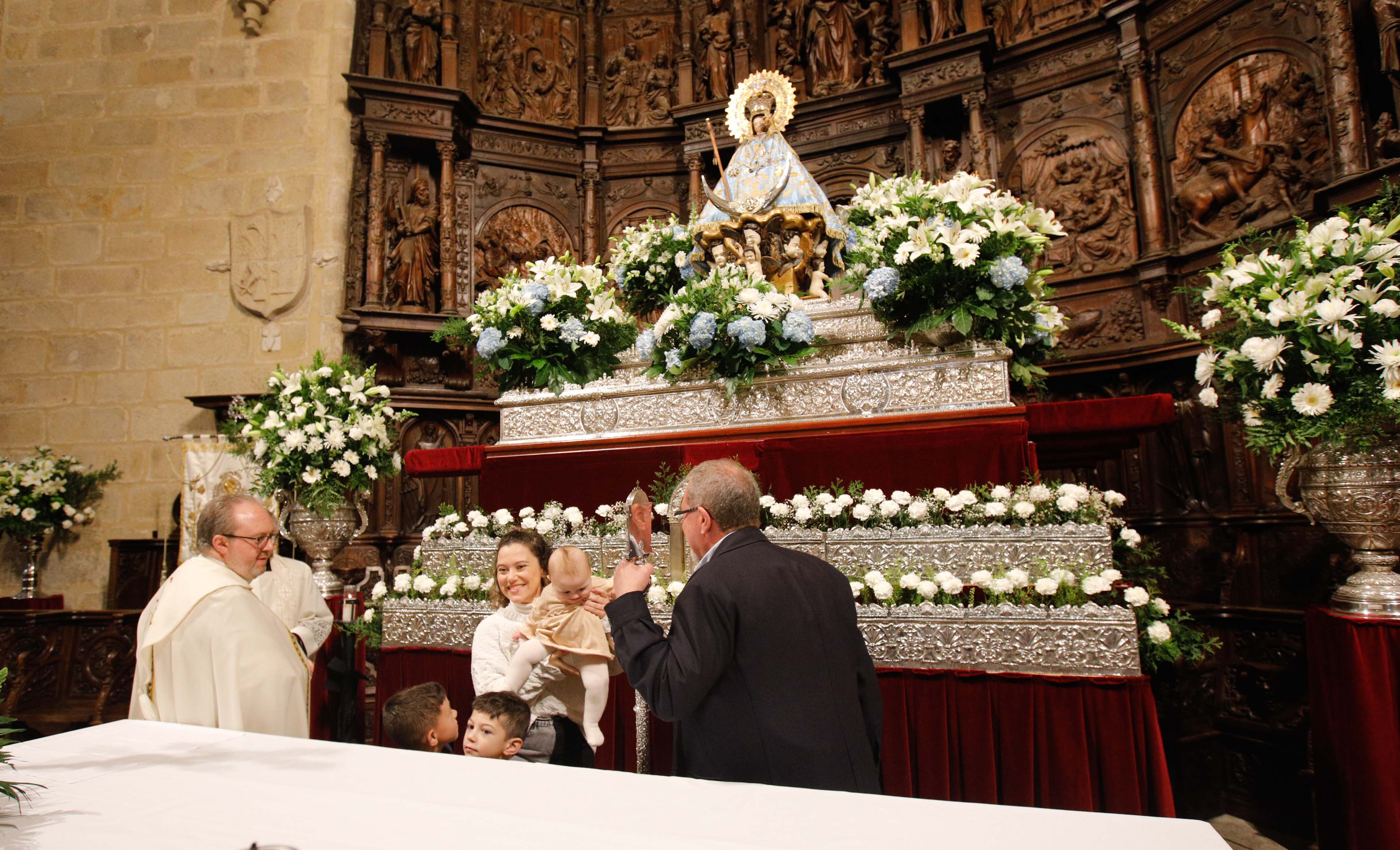 Búscate en la presentación de los bebés cacereños a la Virgen de la Montaña (II)