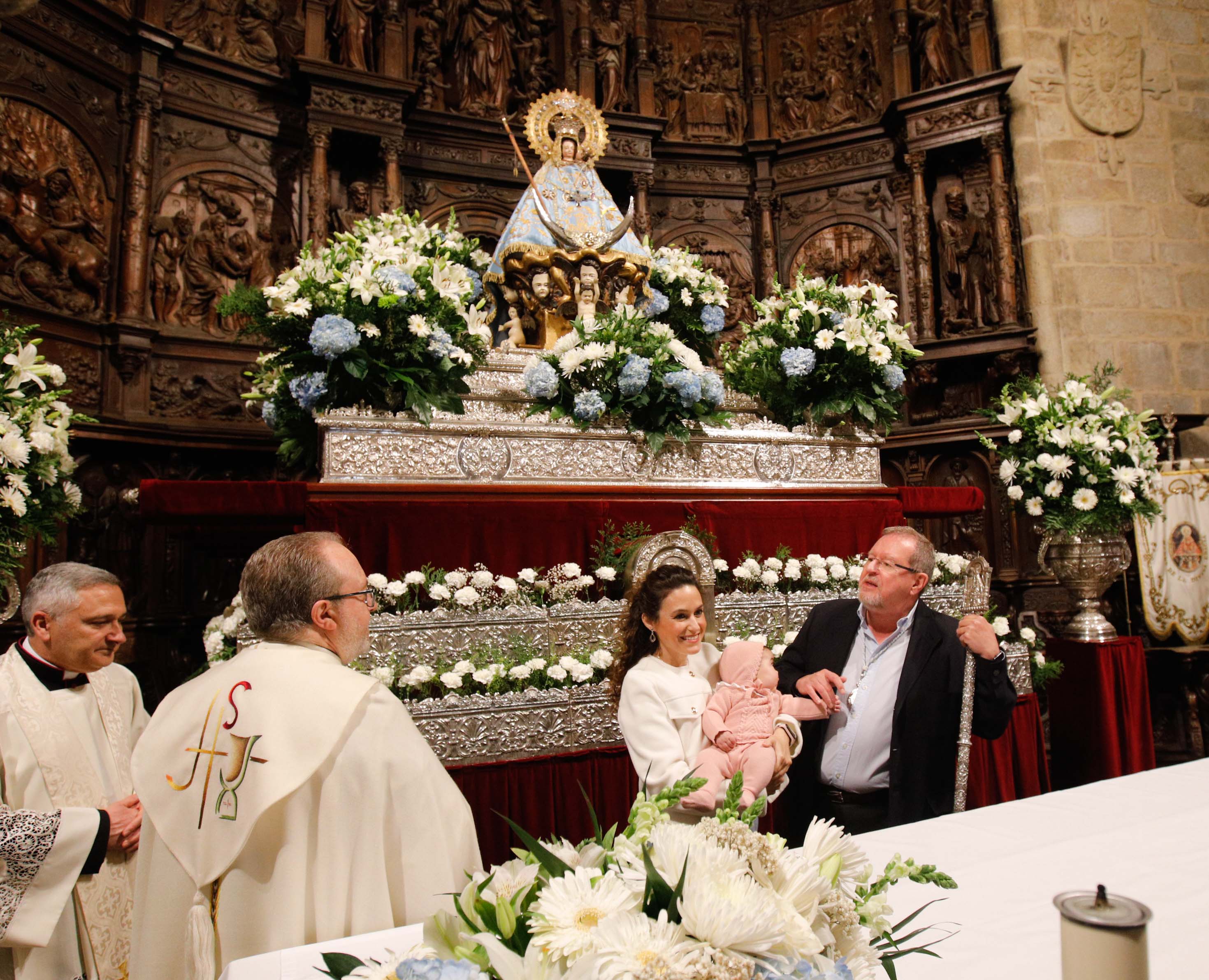 Búscate en la presentación de los bebés cacereños a la Virgen de la Montaña (II)