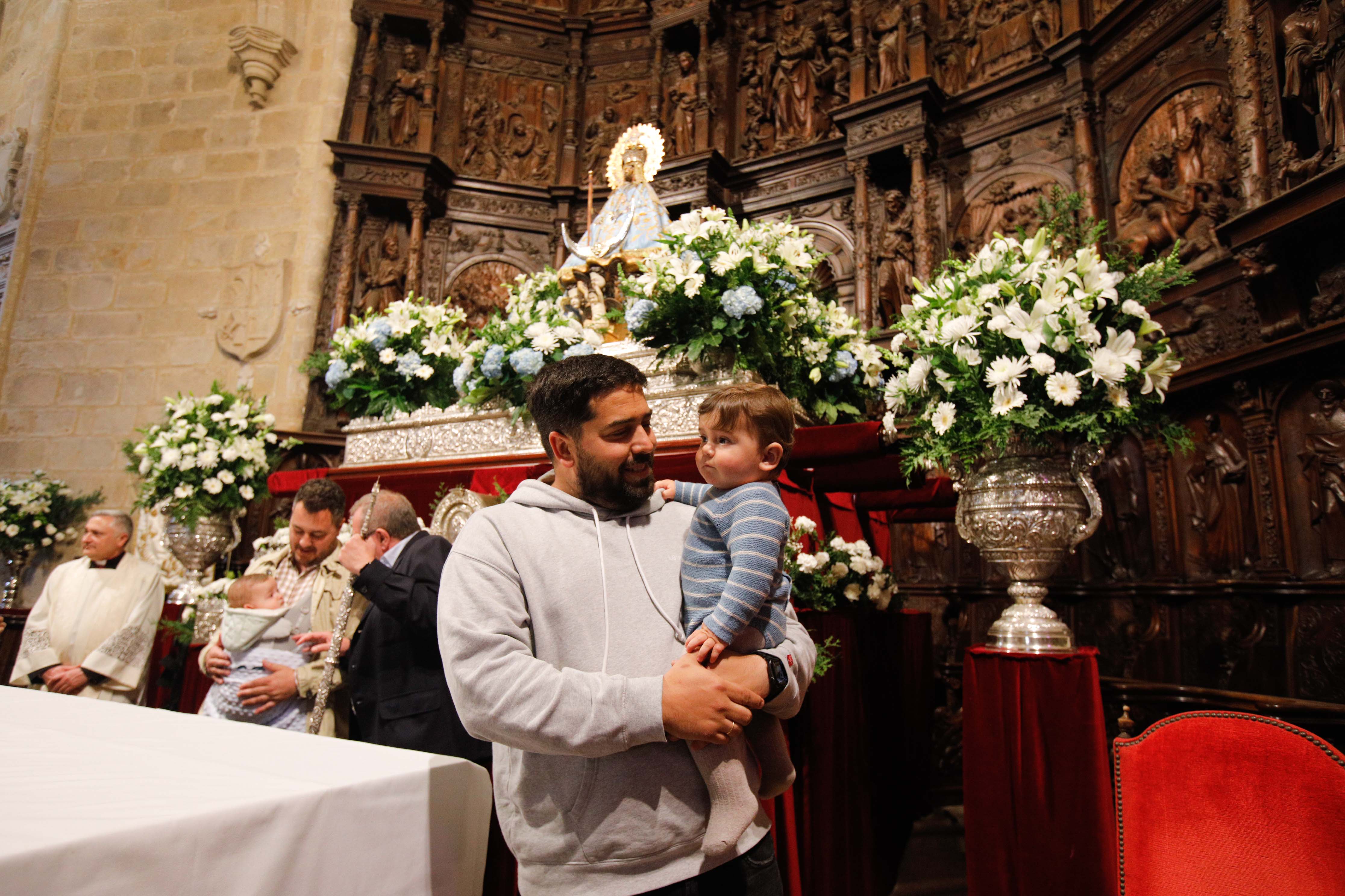 Búscate en la presentación de los bebés cacereños a la Virgen de la Montaña (I)