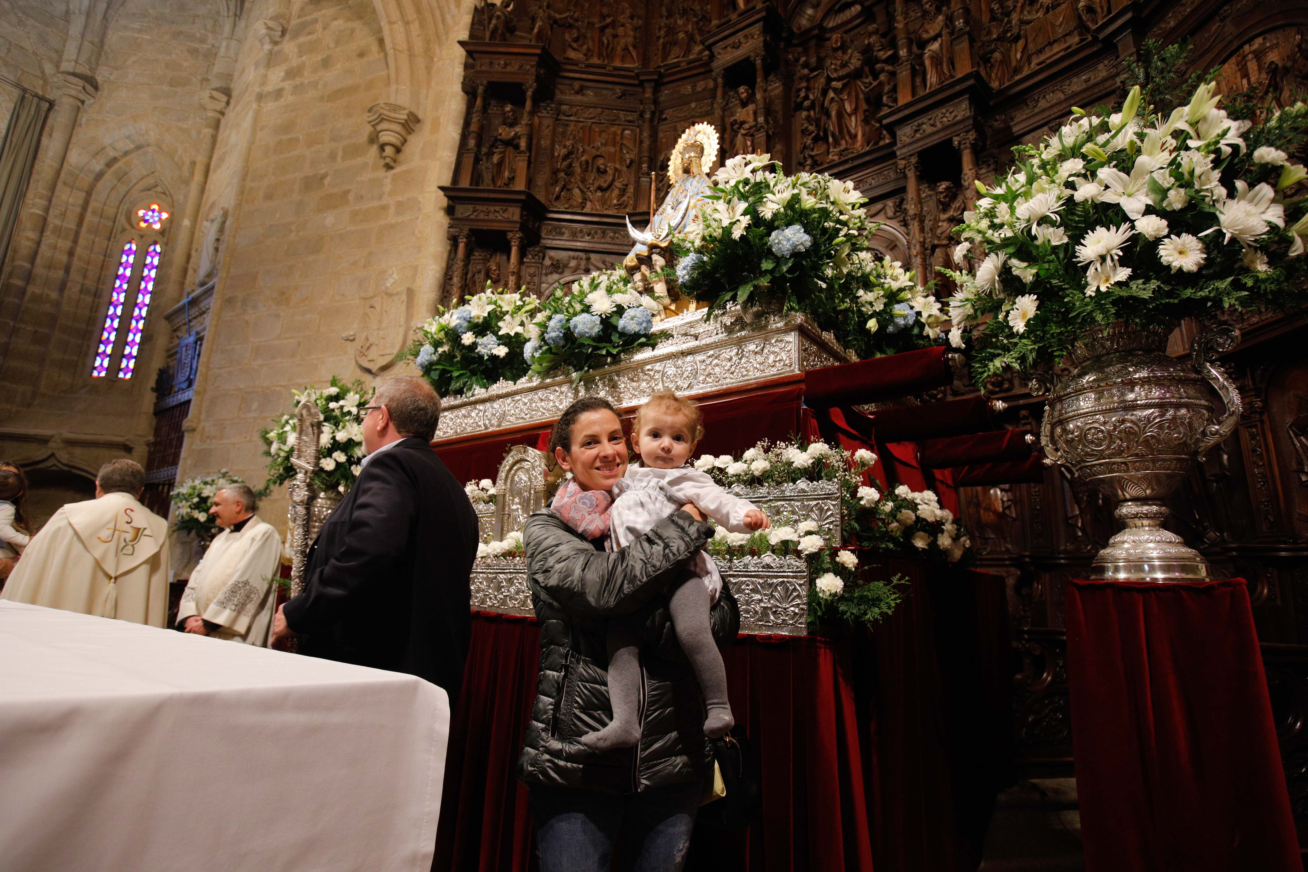 Búscate en la presentación de los bebés cacereños a la Virgen de la Montaña (I)