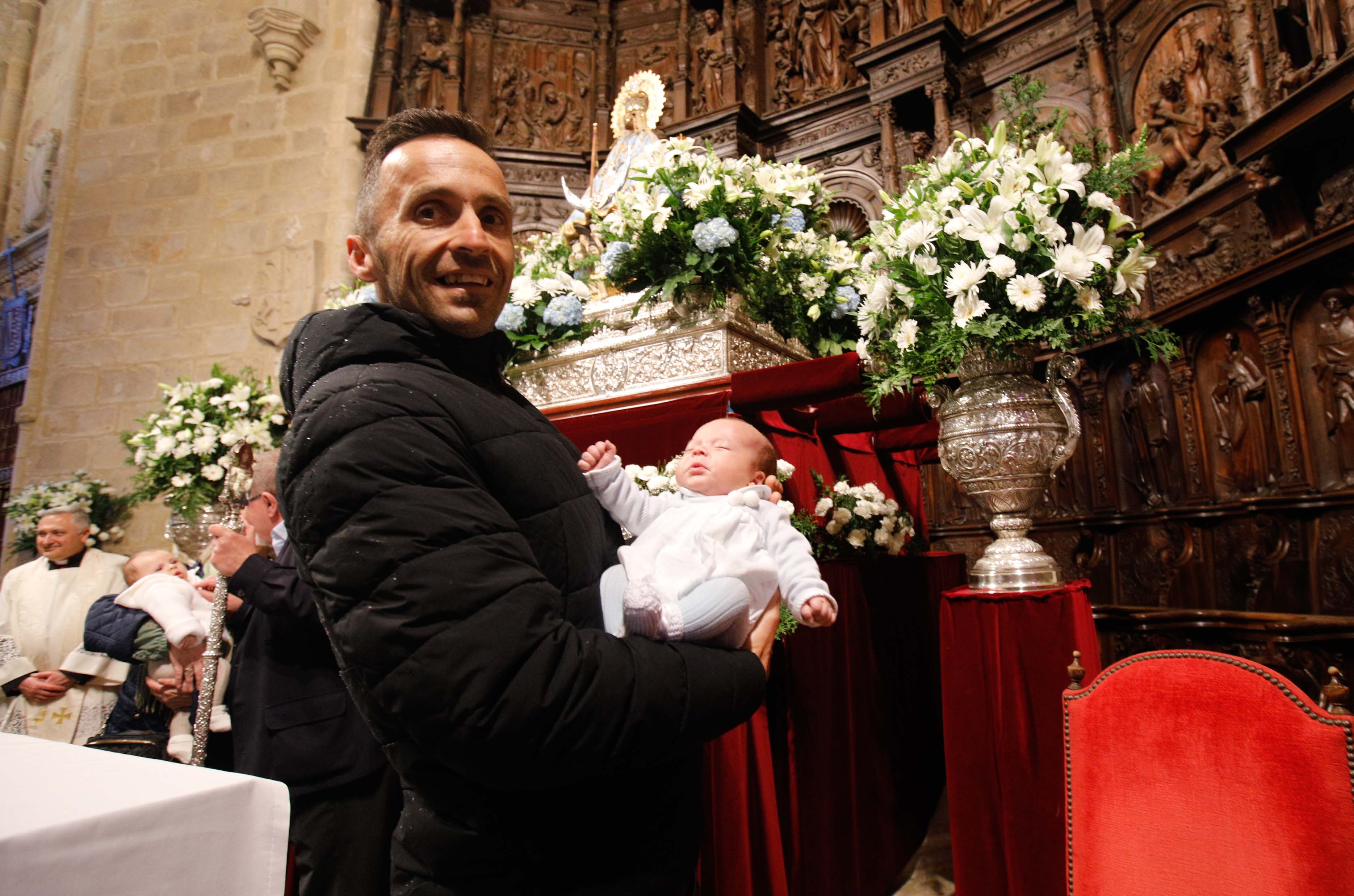 Búscate en la presentación de los bebés cacereños a la Virgen de la Montaña (I)