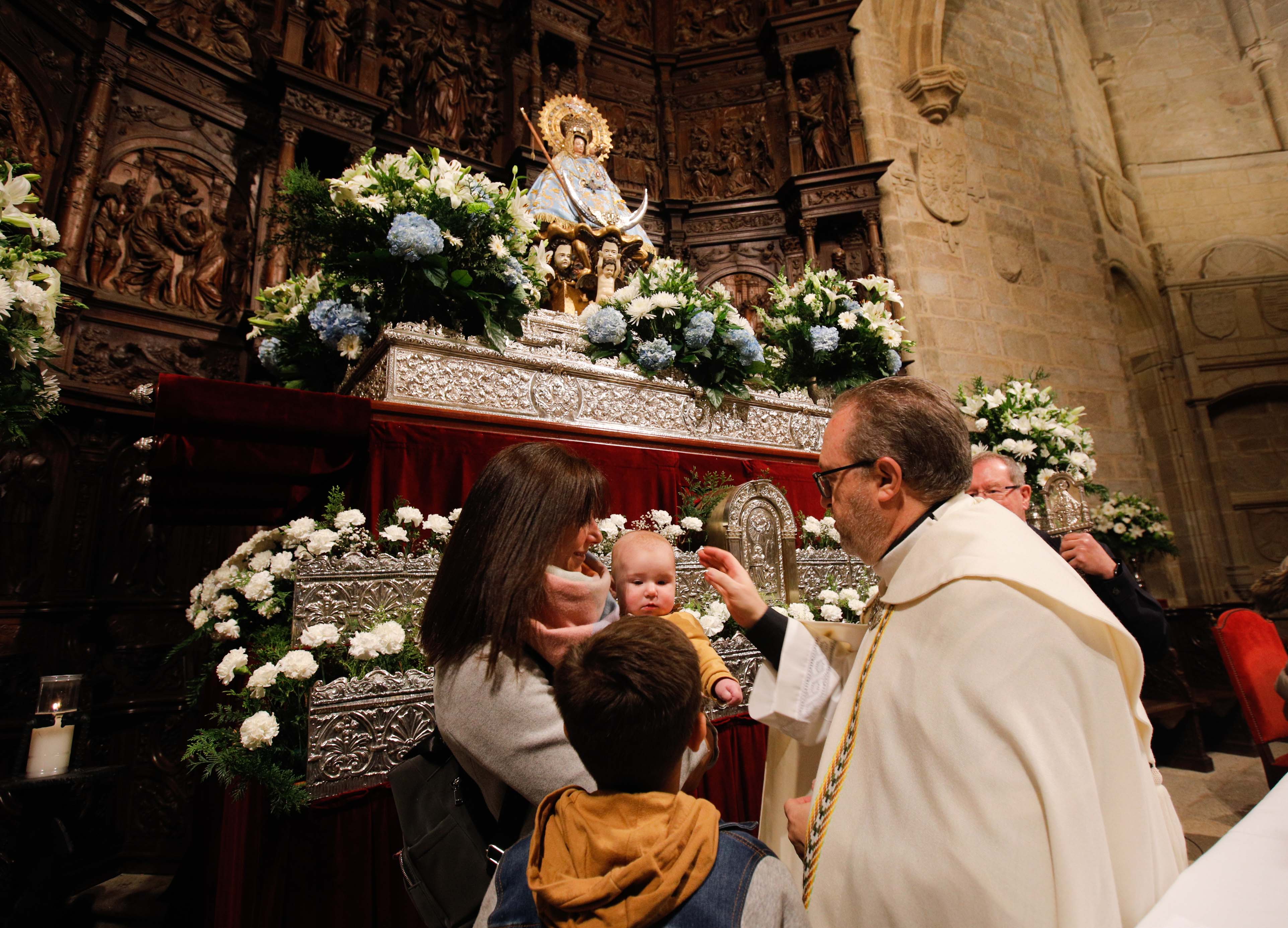 Búscate en la presentación de los bebés cacereños a la Virgen de la Montaña (I)