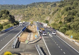 La Guardia Civil ha tenido que regular y desviar el tráfico por los cuatro accidentes ocurridos en la A-66. ANDY SOLÉ