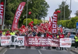 Cabecera de la manifestación a su paso por el Paseo de Roma, esta mañana en Mérida.