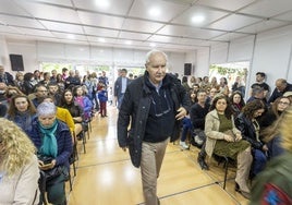 Pablo Vierci en la carpa de presentaciones de la Feria del Libro.