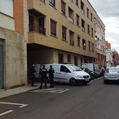 La Policía, que se ha llevado al joven esposado, recupera una caja de cartón de un contenedor próximo a la vivienda