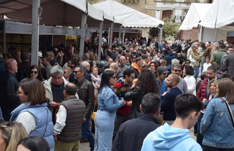 Numerosos asistentes llenaron el recinto ferial, en la plaza Mayor, ayer.