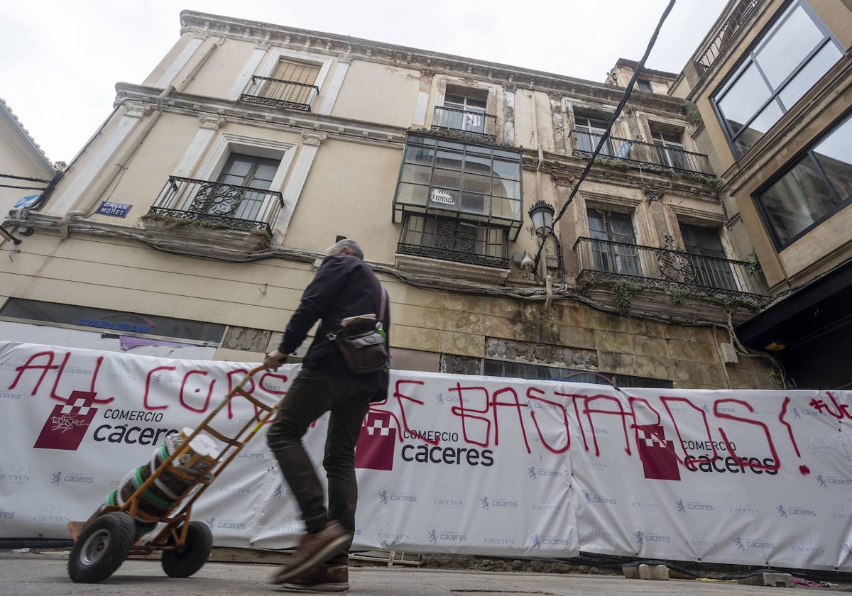 Aspecto actual del edificio degradado situado en la esquina de Pintores con Moret.