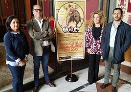 José Rojo, en la presentación de la corrida de toros, junto con la alcaldesa, el empresario y la concejala de Cultura.