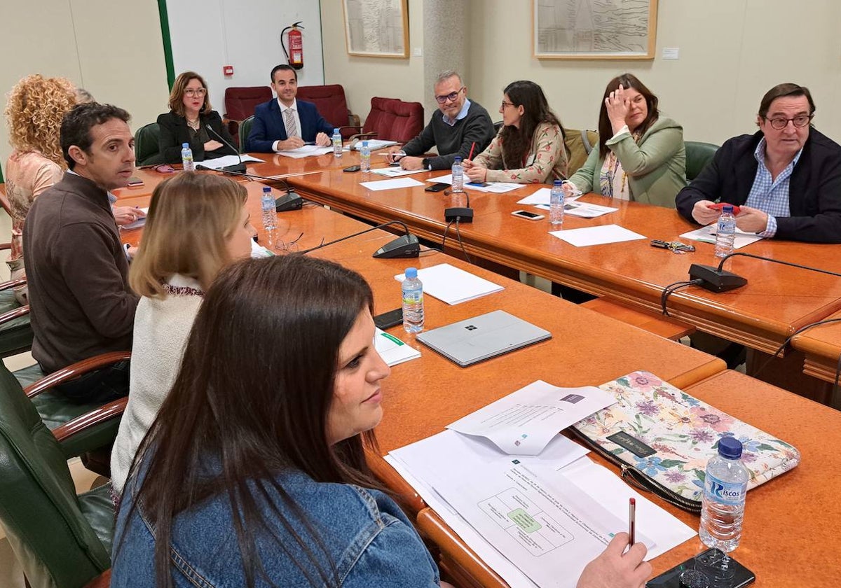 La consejera de Agricultura, en el centro de la imagen, esta mañana, en la primera reunión del Pleno del Observatorio de Precios Agrícolas de Extremadura.