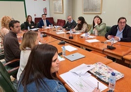 La consejera de Agricultura, en el centro de la imagen, esta mañana, en la primera reunión del Pleno del Observatorio de Precios Agrícolas de Extremadura.