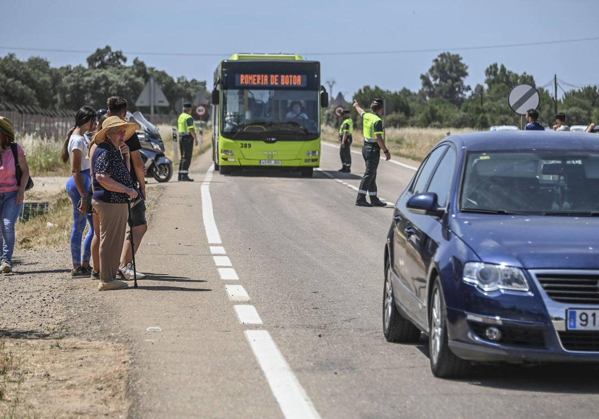 Imagen de un autobús en la romería de la Virgen de Bótoa