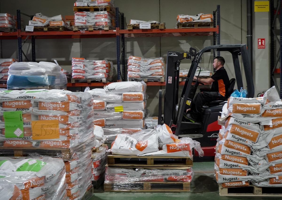 Imagen secundaria 1 - Arriba, este volteador, del que sólo hay dos en España, mezcla la fórmula para piensos durante quince minutos; abajo a la izquierda, esta fábrica puede producir 200 toneladas mensuales, que luego venden a los fabricantes de pienso; a la derecha, el corrector que se utiliza para darle un plus a la alimentación. 