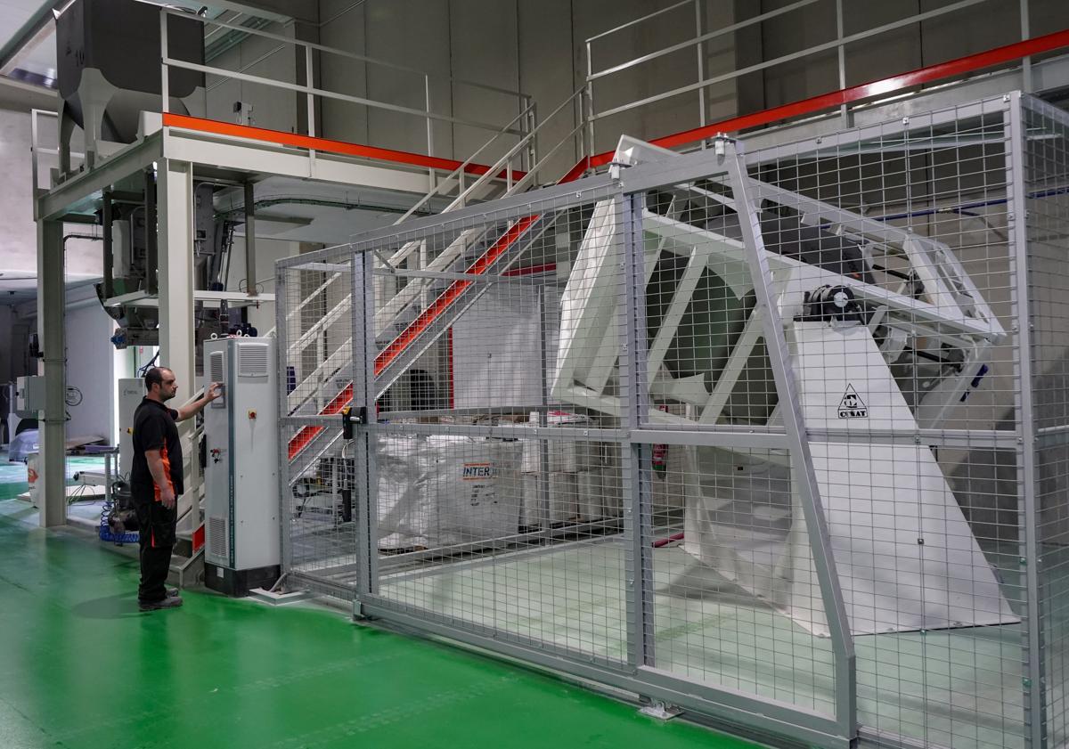 Imagen principal - Arriba, este volteador, del que sólo hay dos en España, mezcla la fórmula para piensos durante quince minutos; abajo a la izquierda, esta fábrica puede producir 200 toneladas mensuales, que luego venden a los fabricantes de pienso; a la derecha, el corrector que se utiliza para darle un plus a la alimentación. 