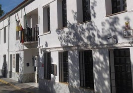 Fachada del Ayuntamiento de Fuente del Arco con una cámara ubicada junto al rótulo de la calle Real.