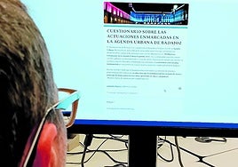 Un pacense rellena el cuestionario sobre la Agenda Urbana de Badajoz en la web municipal.
