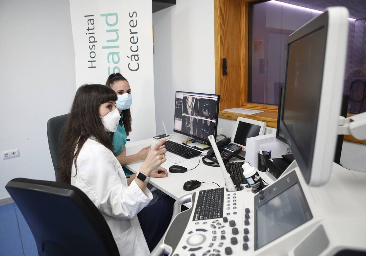 Sala de ecografías de un hospital privado en Cáceres.