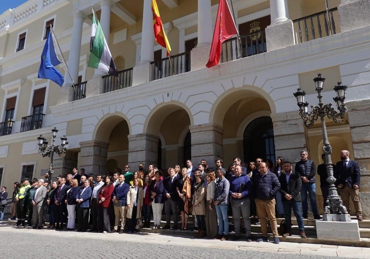 El Ayuntamiento ha convocado un minuto de silencio para mostrar la repulsa por el suceso en la plaza de España