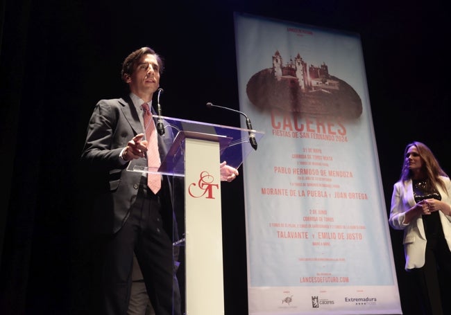 El torero Juan Ortega durante su intervención en la gala en el Gran Teatro.