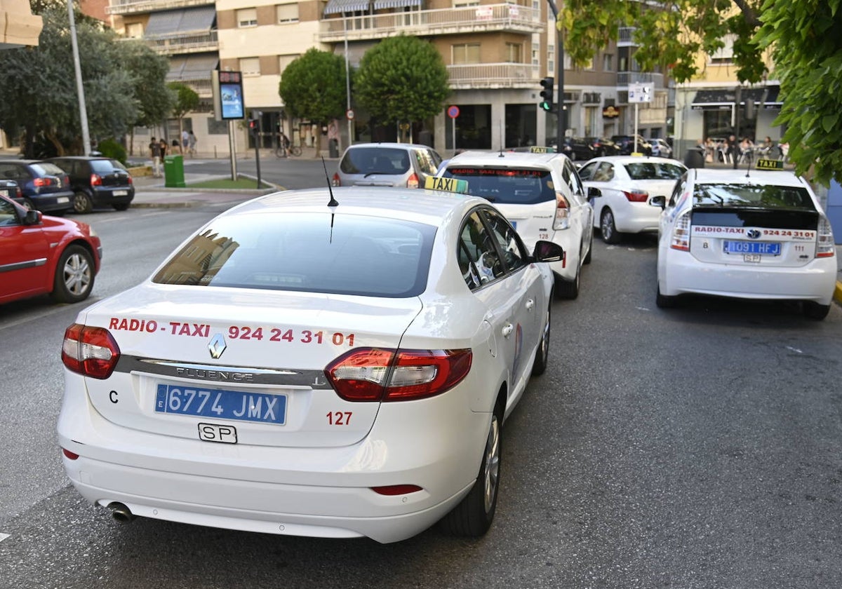 Taxis en una calle de Badajoz.