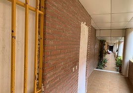 Viviendas tapiadas en Aldea Moret para evitar ocupaciones ilegales.