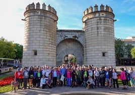 Los senderistas posan en la Puerta de Palmas.