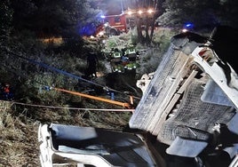 El vehículo quedó tumbado sobre un lateral en una zona de difícil acceso