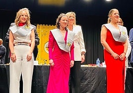 La presidenta de la Asamblea, al fondo, con tres de las graduadas.